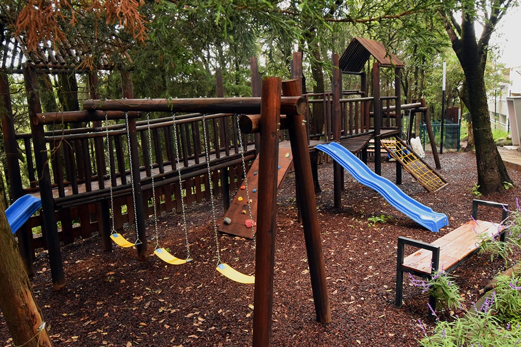 Tres Cumbres juegos infantiles en el bosque