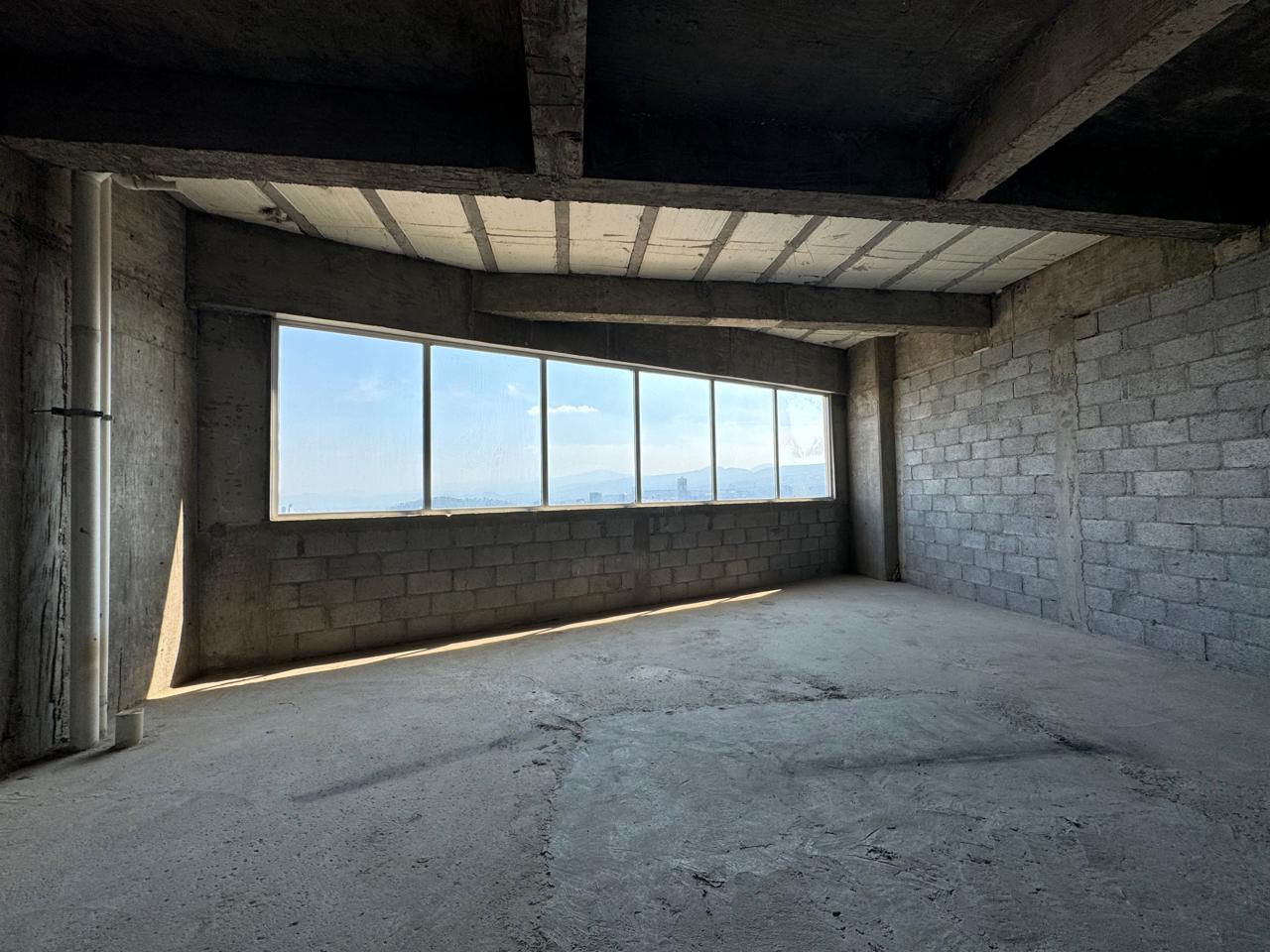 oficina en obra gris
