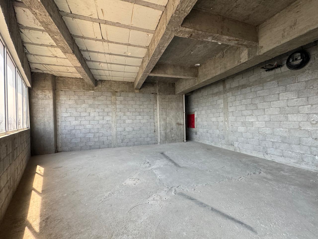 oficina en obra gris