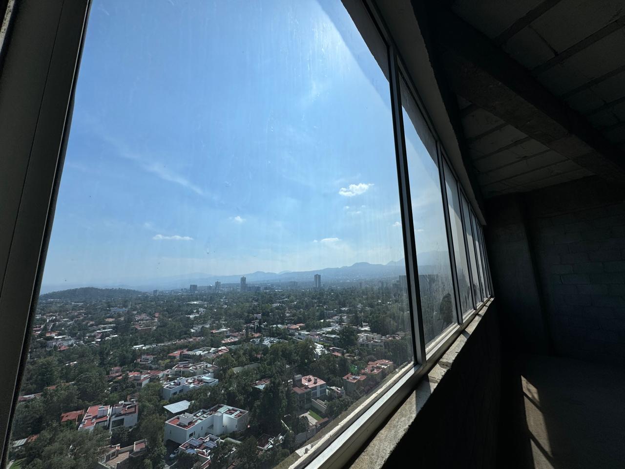 oficina en obra gris