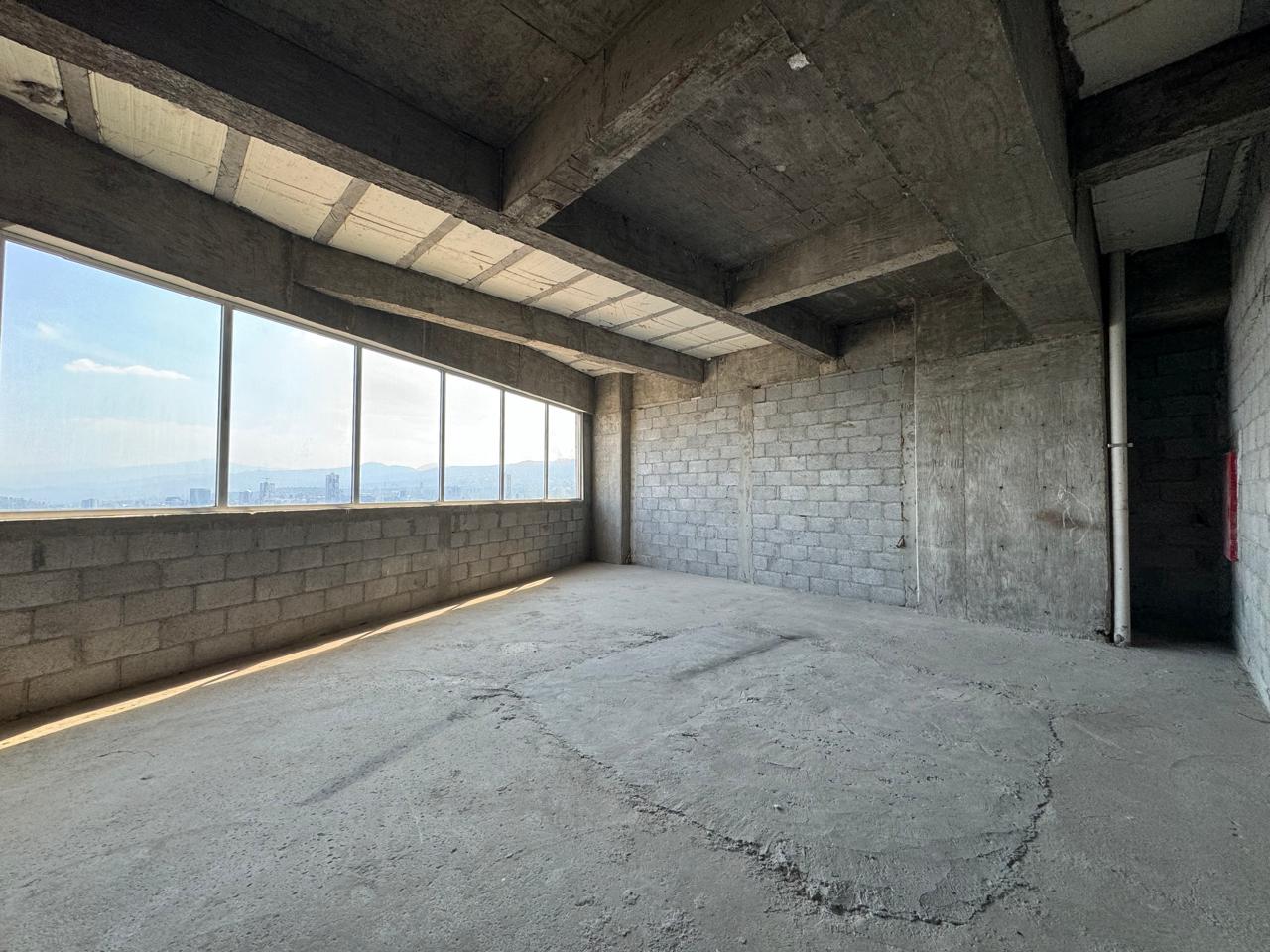 oficina en obra gris