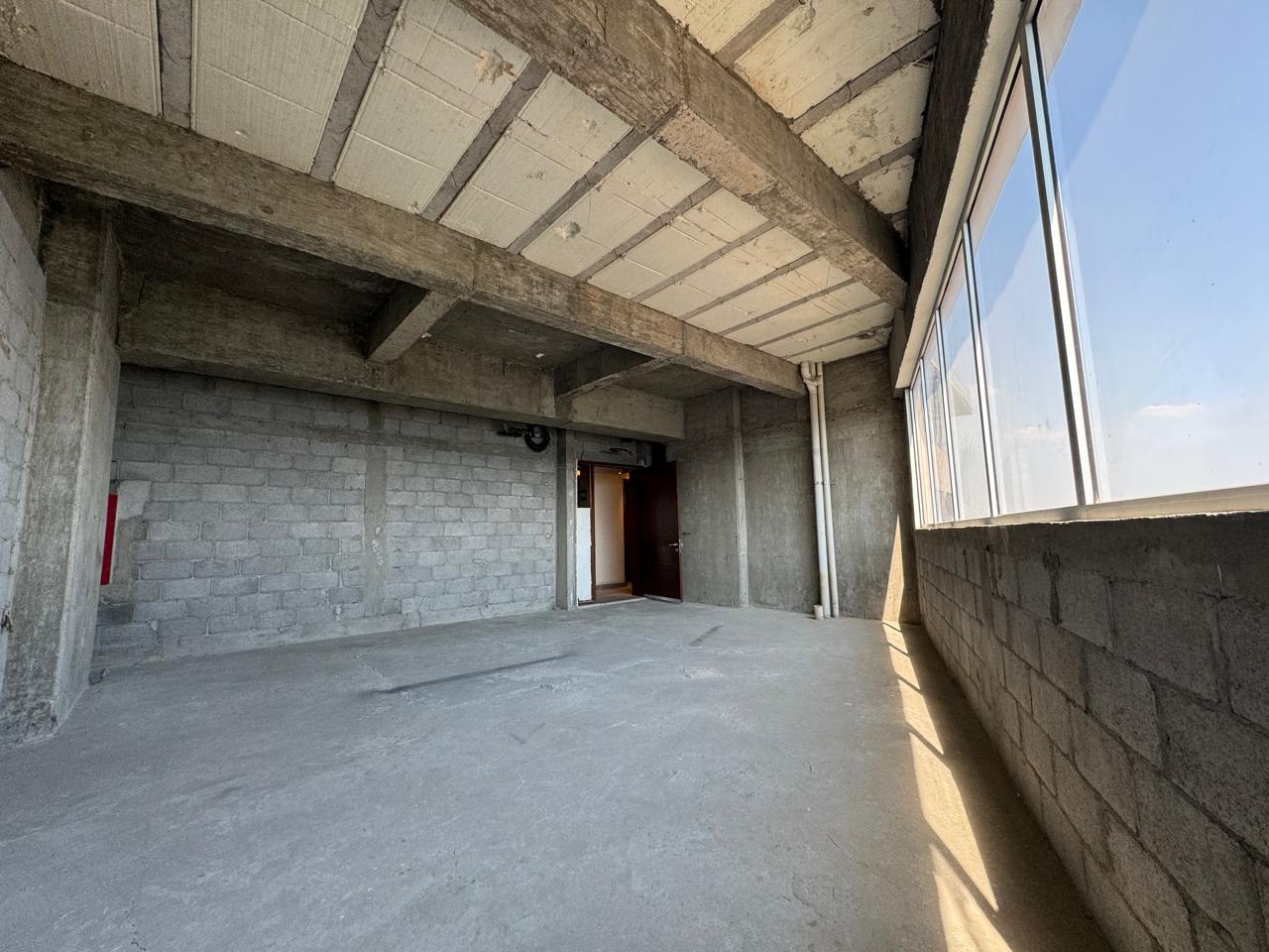 oficina en obra gris